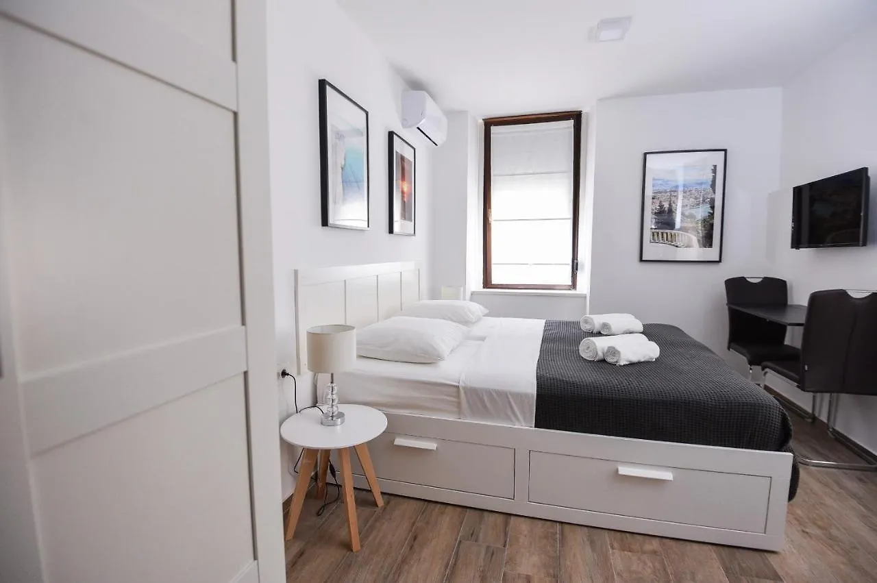 Old Town Rooms 1 Pula Apartment