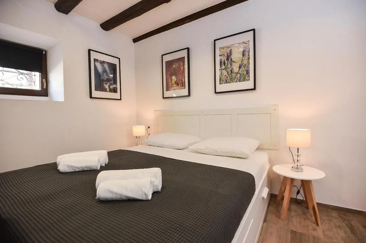 Old Town Rooms 1 Pula Apartment